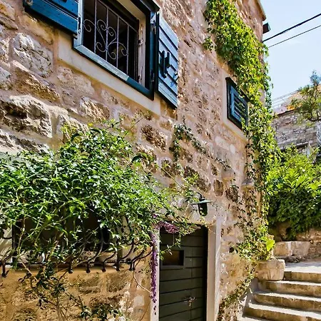 Central Charming Stone House * هفار